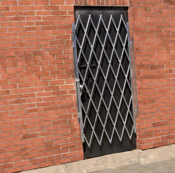 Do your folding gates come with  latch closures?